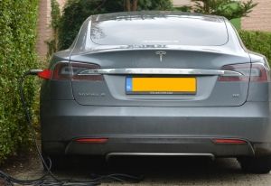 Elon Musk reconsiders: Tesla stays public